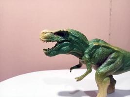 imagem de foto de brinquedos de animais de raptor verde