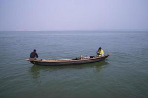 16 de janeiro de 2023 barco de pesca tradicional no rio padma - bangladesh foto