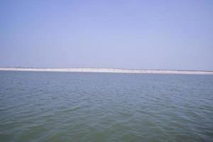 rio padma água azul e ilha de areia com céu azul bela vista da paisagem foto