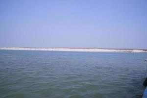 rio padma água azul e ilha de areia com céu azul bela vista da paisagem foto