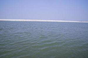 rio padma água azul e ilha de areia com céu azul bela vista da paisagem foto