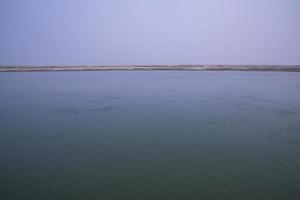 rio padma água azul e ilha de areia com céu azul bela vista da paisagem foto