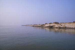 rio padma água azul e ilha de areia com céu azul bela vista da paisagem foto