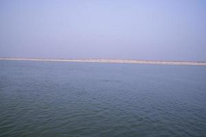 rio padma água azul e ilha de areia com céu azul bela vista da paisagem foto