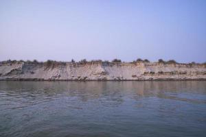 rio padma água azul e ilha de areia com céu azul bela vista da paisagem foto