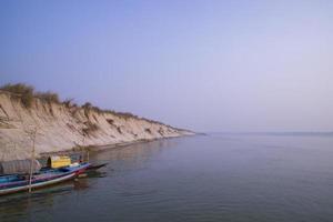 rio padma água azul e ilha de areia com céu azul bela vista da paisagem foto