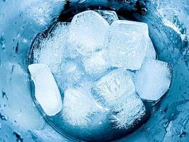 fundo de cubos de gelo, textura de cubo de gelo ou fundo me faz sentir fresco e me sentir bem, no verão, gelo e bebidas geladas nos farão sentir relaxados, feitos para negócios de bebidas ou refrescos. foto