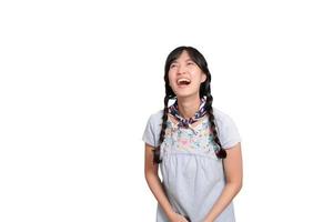retrato da bela jovem mulher asiática feliz em vestido jeans em fundo branco. foto