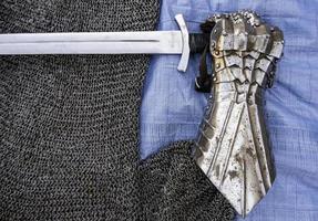espadas medievais antigas foto