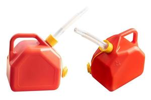 vasilha vermelha ou lata de combustível de plástico em fundo branco foto