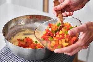 mulher fazendo bolo na cozinha foto