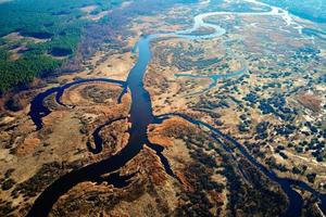 rio transbordando no vale, vista aérea foto