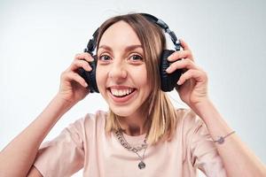 mulher ouve música em fones de ouvido foto