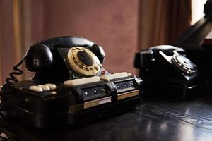 telefone preto vintage em cima da mesa foto