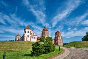 complexo do castelo mir em um dia de verão com céu azul nublado. marco do turismo na bielorrússia, monumento cultural, antiga fortaleza foto