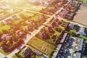 vista aérea do bairro residencial moderno na cidade da europa foto