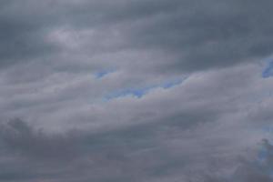 tempo tempestuoso e nuvens escuras foto