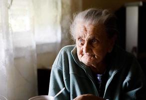 mulher idosa solitária foto