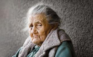 retrato de uma mulher enrugada muito velha foto