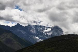 montanha de neve em yunnan china foto