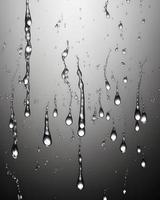 gotas de água em fundo cinza foto