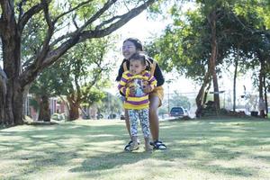 família asiática se divertindo no jardim mãe e filha se divertindo juntos. foto