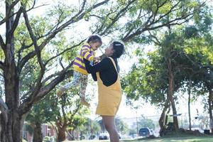 família asiática se divertindo no jardim mãe e filha se divertindo juntos. foto