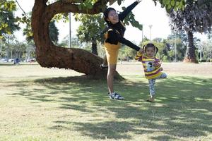 família asiática se divertindo no jardim mãe e filha se divertindo juntos. foto