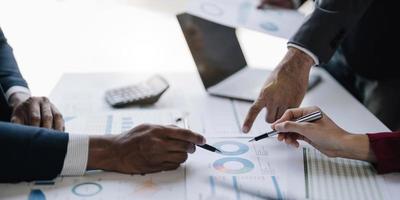 reunião de consultor de negócios asiáticos para analisar e discutir a situação do relatório financeiro na sala de reuniões consultor de investimentos, consultor financeiro, consultor financeiro e conceito de contabilidade foto