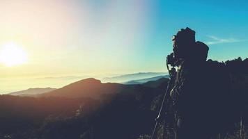 fotógrafo homem asiático viajar natureza. viajar relaxar. foto