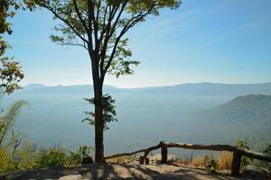 belas paisagens de sam haek no parque nacional de phu kradueng, tailândia. foto