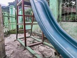 slide infantil não é usado e abandonado foto