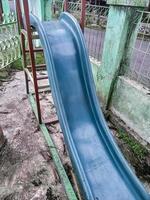 slide infantil não é usado e abandonado foto