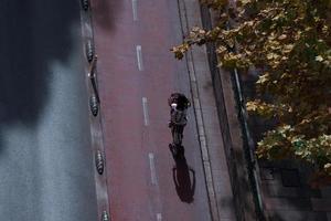 bilbao, vizcaya, espanha, 2023 - ciclista na rua, modo de transporte de bicicleta foto