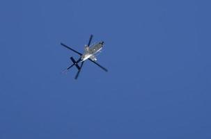 helicóptero contra o céu azul em um dia ensolarado foto