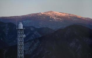 última luz do sol nas montanhas perto de nagano, japão, durante o pôr do sol foto