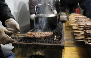 vendedor de churrasco de comida de rua japonesa foto