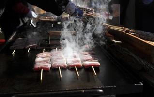 vendedor de churrasco de comida de rua japonesa foto