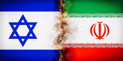 bandeiras de israel e bandeira do irã divididas por fumaça e fogo. próximo ponto de inflamação no conceito de guerra do oriente médio foto