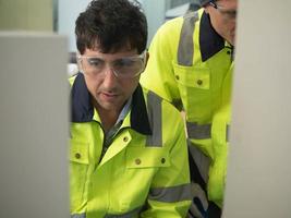 masculino trabalho pessoal empregado Companhia interior quarto técnico máquina indústria serviço de reparo tecnologia manutenção ferramenta equipamento verificar novamente relatório suporte eletrônico supervisor de oficina segurança de fábrica foto