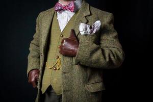 retrato de cavalheiro em terno de tweed de pé com orgulho. conceito de cavalheiro britânico clássico e excêntrico foto