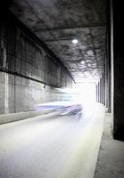 túnel escuro com veículo em movimento. túnel com trilhas leves. foto