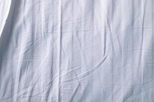 textura de gradiente de roupa de cama branca estilo de curva turva de tecido de luxo abstrato, roupa de cama enrugada e sombras cinza escuras, plano de fundo foto
