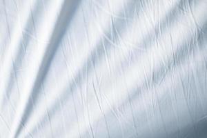 textura de gradiente de roupa de cama branca estilo de curva turva de tecido de luxo abstrato, roupa de cama enrugada e sombras cinza escuras, plano de fundo foto