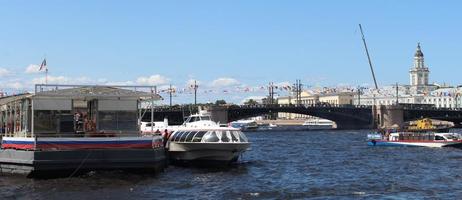 passeios fluviais nos canais de st. petersburgo, rússia foto