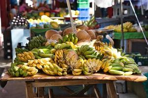 mahe seychelles, mercado sir welwyn clarke na cidade, banana e abóbora nas arquibancadas foto