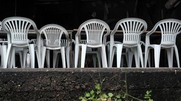 restaurante fechado. cadeiras e mesas vazias no terraço, em uma cidade turística. foto