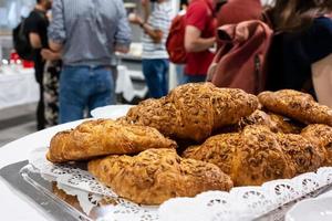 croissants durante coffee breaks em uma conferência foto