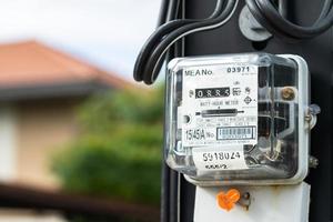 bangkok, tailândia, 14 de outubro de 2022, medidor de energia elétrica para custos de energia em casa e no escritório. foto