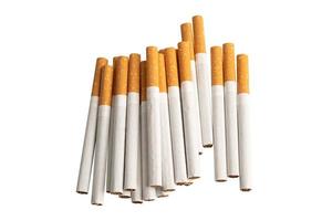 cigarro, tabaco em rolo de papel com tubo de filtro isolado no fundo branco, conceito de não fumar. foto